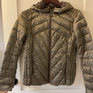 BCBG Generation Lightweight Packable Down Jacket Size M with Travel Bag